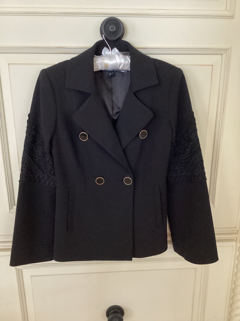 NWOT-DENNIS BASSO BLACK CREPE EVENING JACKET LACE APPLIQUÉ SIZE 2
